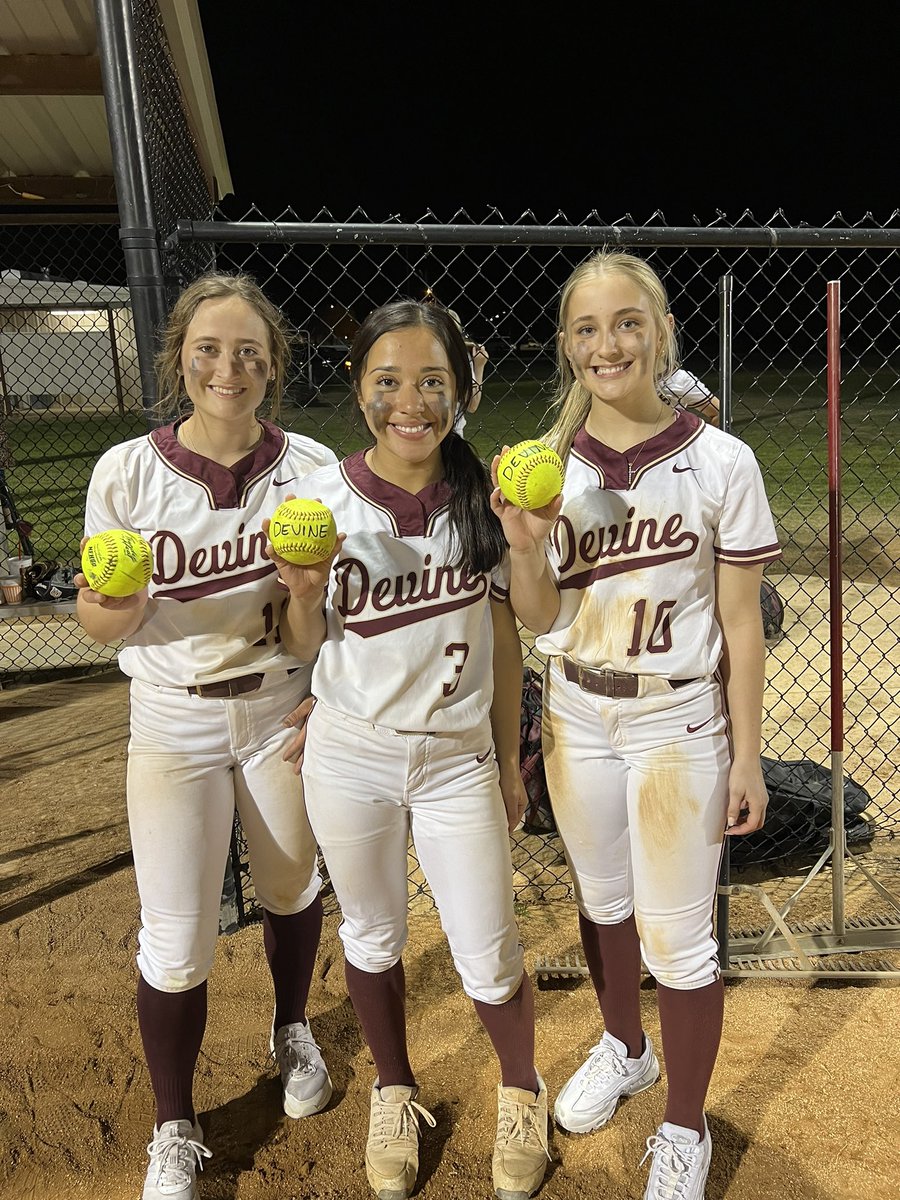 Amazing game for our girls coming out with 2 dubs and 3 home runs for the night!! Kate, Angie, and Hilary with the great home runs! Super proud of our girls and their hard work! Let’s continue it in Kerville this weekend!🥎
