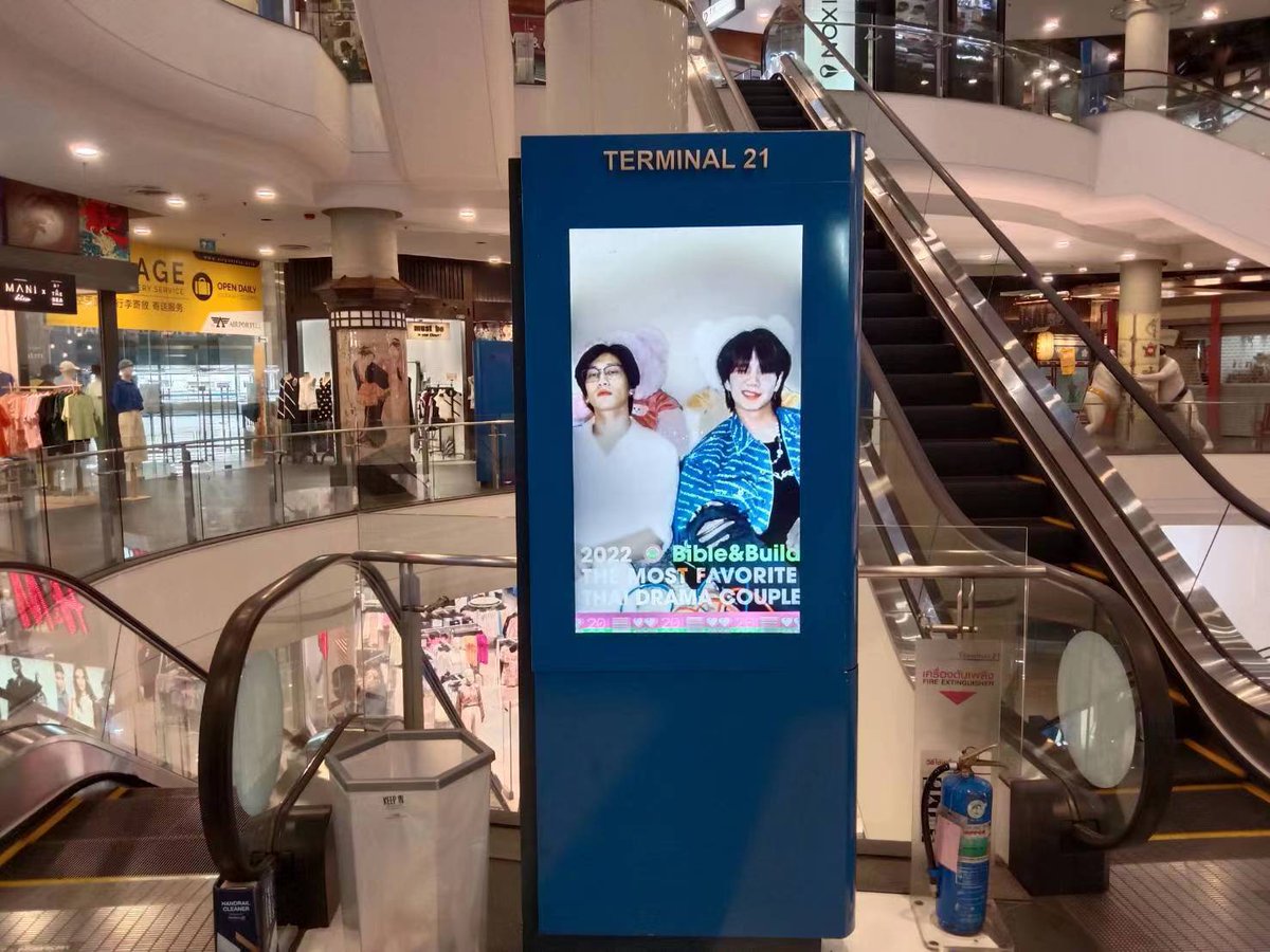 JAM__PLANET's tweet image. The 1st place reward for 2022 The Most Favorite Thai Drama Couple is being placed on Terminal 21 shopping mall 55 screens
⏰Feb.14 - Feb.28
Fans can find Bible&amp;amp;Build on the large screen and take lovely photos with them🥰
#BibleWichapas #BuildJakapan 
#BibleBuild 
@biblebuildTH