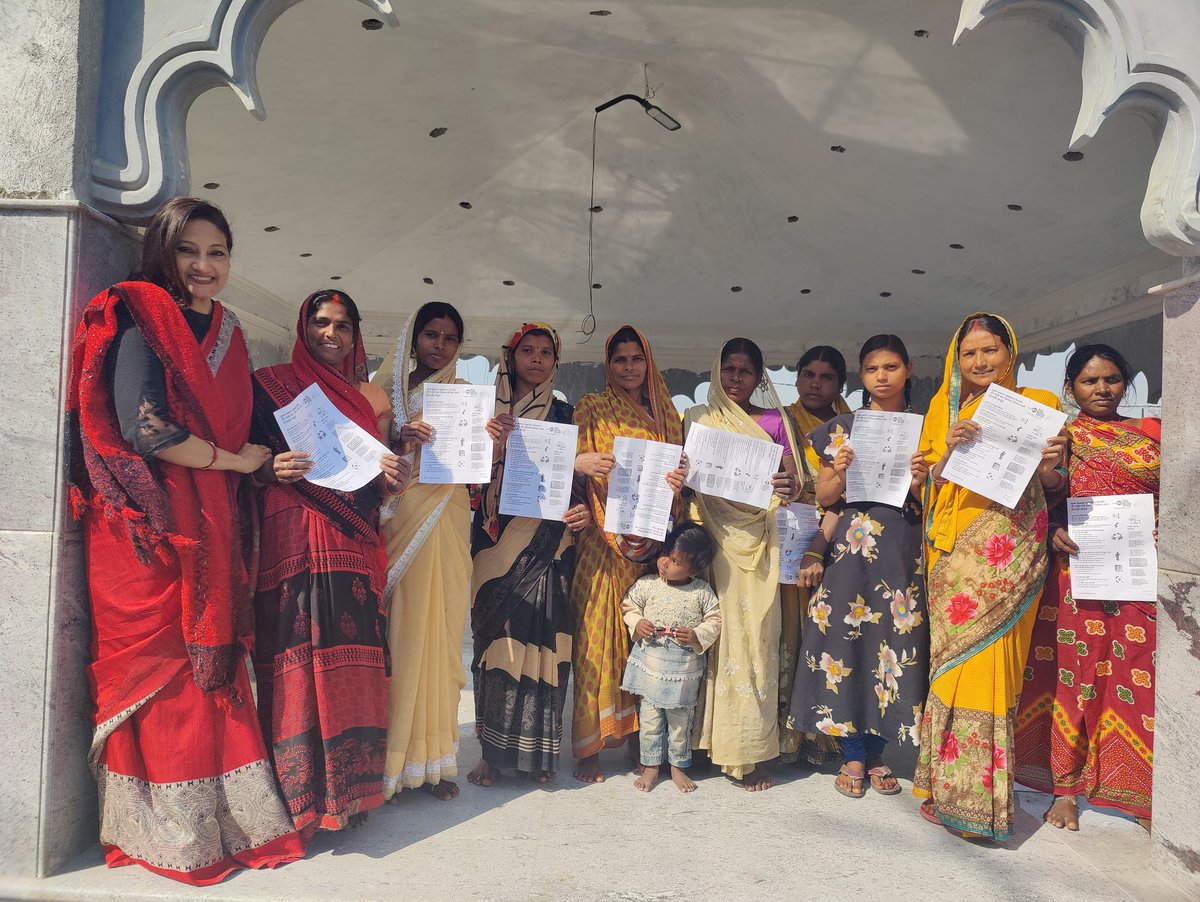 minati25's tweet photo. Had a Media Literacy workshop with the villagers of Chipura, Sampatchak block, Bihar. With me in the frama are the Jeevika Didis of Chipura. #FactShala #DataLEADS https://t.co/LUZIjLfyR6