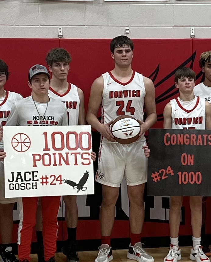 usd331norwich's tweet photo. Norwich senior Jace Gosch eclipsed the 1000 career points threshold as an Eagle tonight in the first quarter. #GoEagles  #NorwichProud
@sportsinkansas
@kshsaa
@bobmorrissports https://t.co/vlfGhP2Il4