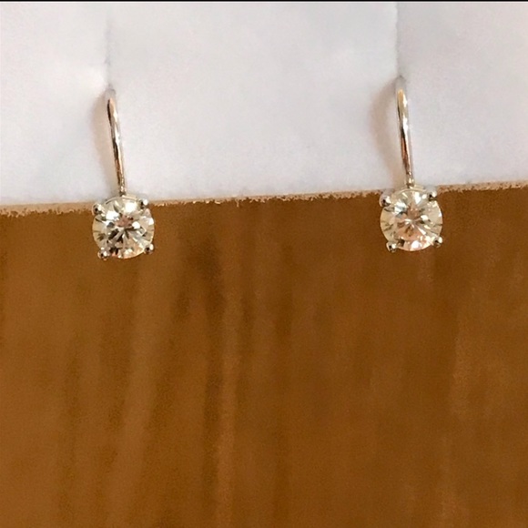 radiance1992's tweet photo. So good I had to share! Check out all the items I'm loving on @Poshmarkapp #poshmark #fashion #style #shopmycloset #penthouseluxe: https://t.co/O5u1mwnqpb https://t.co/PcRZvJC0lN