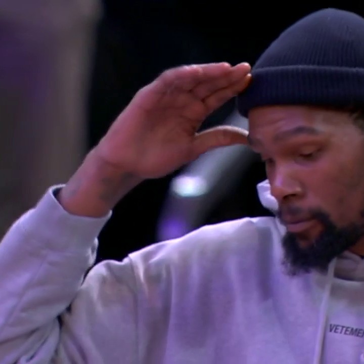 [花邊] KD今天場邊看球 陽迷起立歡迎