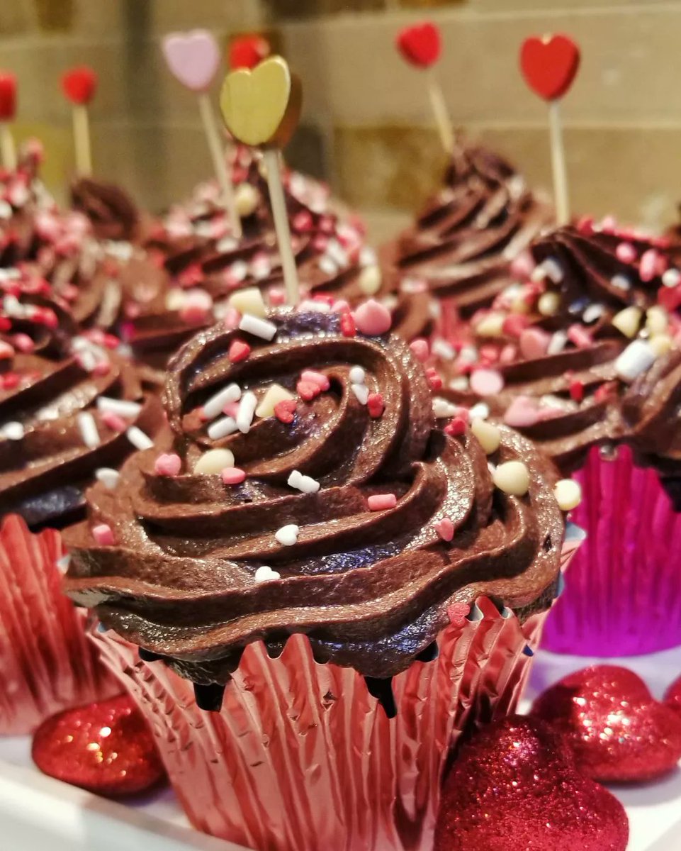 RobinWallonTV's tweet photo. Sweets for my Sweet!❤ #HappyValentinesDay #homemade #cupcakes #chocolate #Loveisintheair https://t.co/cOE8gRVnfi