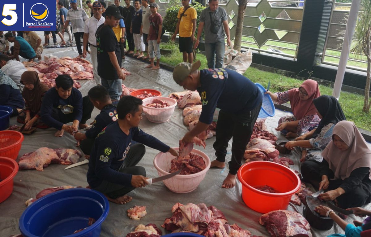 NasDem's tweet photo. Ketua DPW Partai NasDem Provinsi Kalimantan Selatan, H. Mansyur memotong sebanyak 15 ekor sapi dan langsung dimasak bersama di Dapur Umum Himalaya untuk menyambut kedatangan Calon Presiden 2024 dari Partai NasDem, Anies Baswedan 

#ItsTime #PartaiNasDem #RestorasiIndonesia https://t.co/hIOQMKdxac