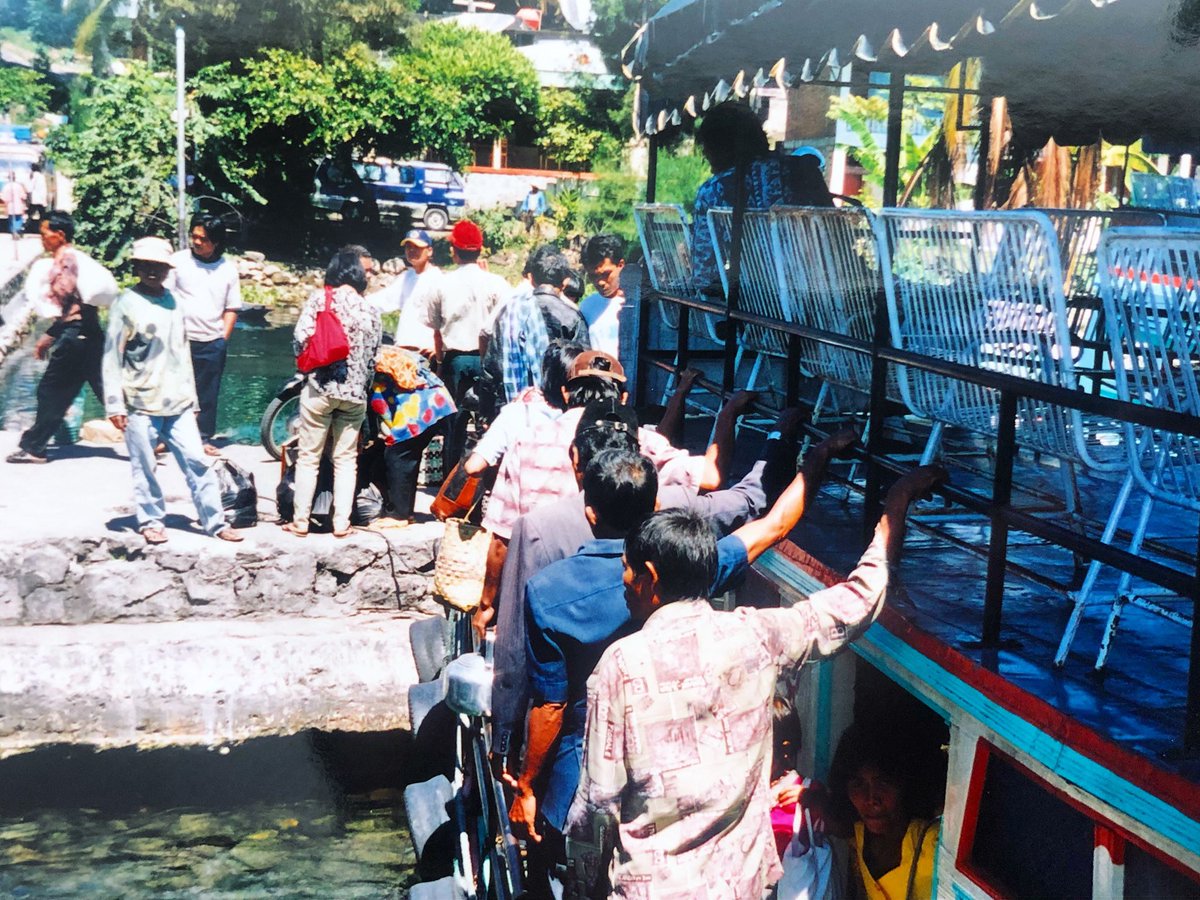 旅の話◦書籍「インドネシア染織の旅」と同じ光景が見られるかなぁ？旅の動機は単純だった。2000年代初頭、インドネシア◦スマトラ島トバ湖の島、サモシール島を目指した。お目当ては、写真に写る伝統的な建物や手織り布。お約束のパワーワード、ハウマッチユーペイ？港に着く新入り観光客が怯む始まり