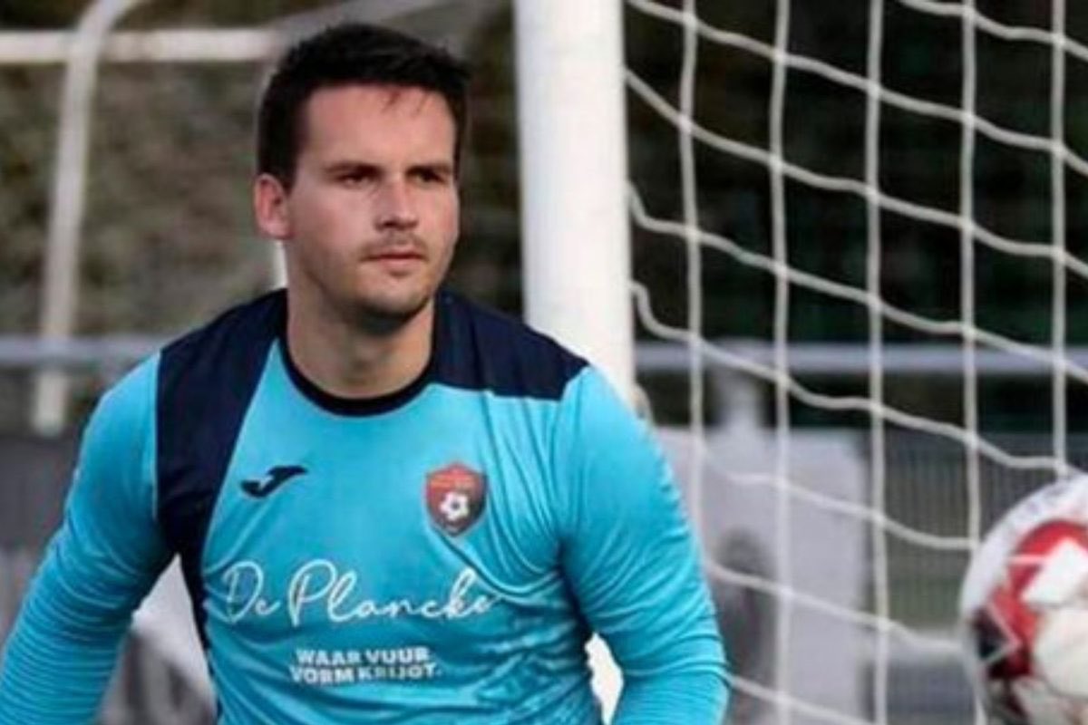 ScultSports11's tweet photo. Belgian Goalkeeper Arne Espeel Dies Moments After Saving Penalty* 

In a shocking turn of events, 25-year-old Belgian goalkeeper Arne Espeel passed away after collapsing on the pitch on Saturday, moments after saving a penalty for an amateur team.      #football #rip https://t.co/AYOIoNRsz6