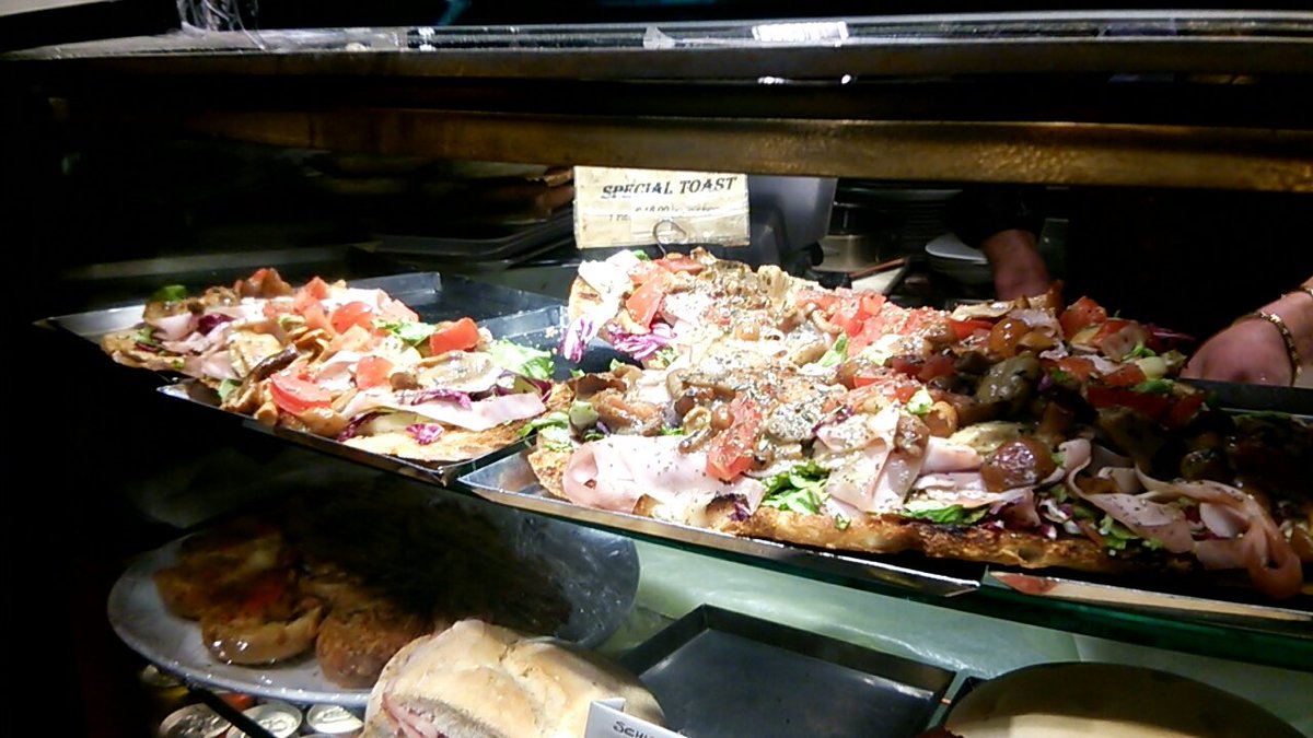 higekisan's tweet photo. イタリアのベニスの路地裏のようなところにあったお店で食べたピザが具だくさんで最高に美味しかった。お店の名前分かる方いませんか？
 #イタリア  #ベニス  #ベネツィア https://t.co/hQSUFb98MX