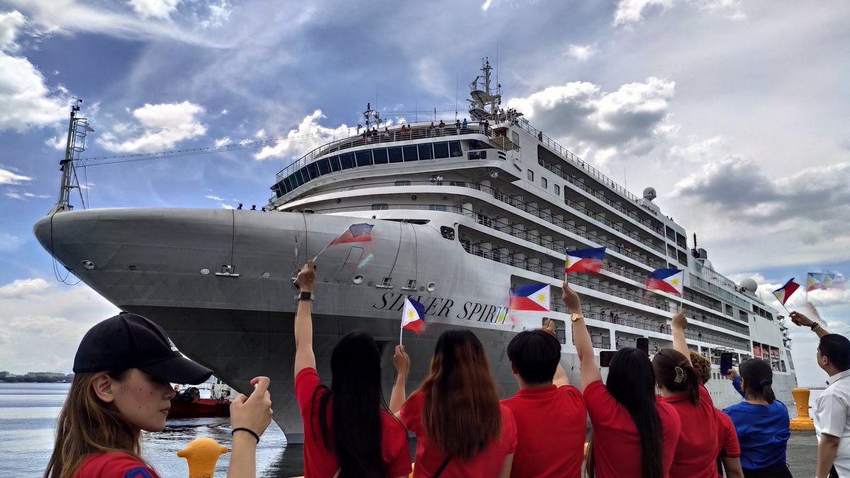 KarenVillanda's tweet photo. TINGNAN: Masiglang sinalubong ng Department of Tourism ang Silver Spirit Cruise Ship sa Manila South Harbor ngayong araw matapos pagayagan na ulit ang pagdaong ng International Cruise Ship sa bansa matapos ang tatlong taong pagtama ng COVID-19 pandemic.
(1/2) https://t.co/E3UjUdyLtt