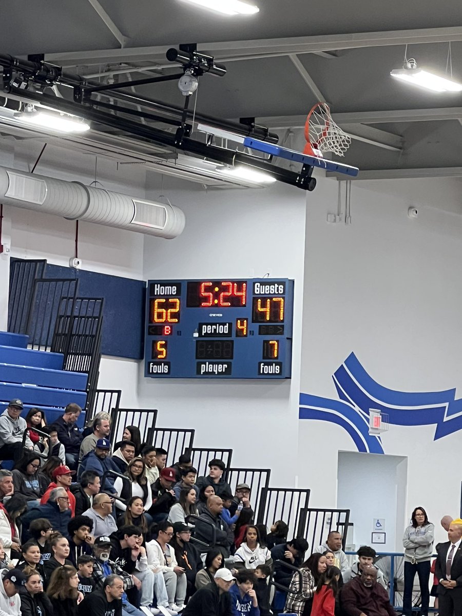 La Mirada up 62-47 against Walnut with 5:24 left in the 4th