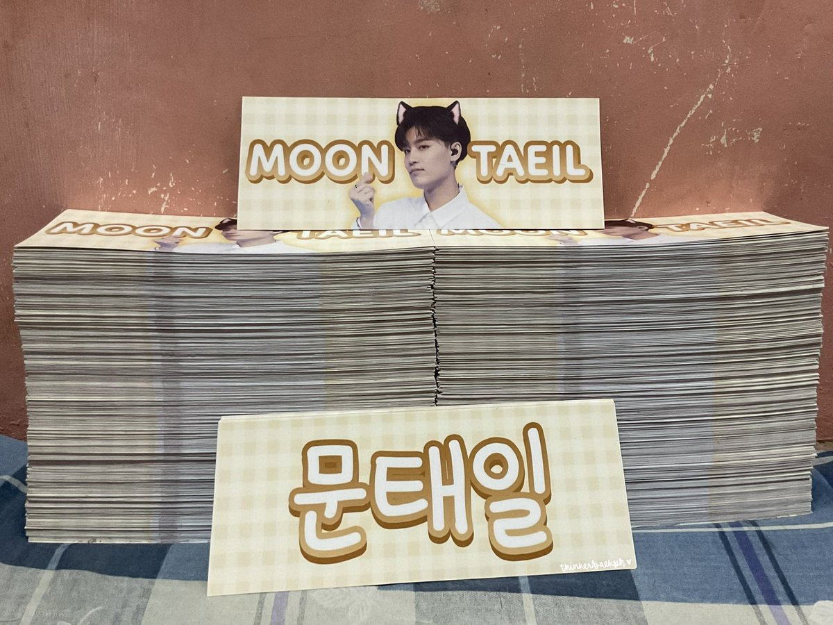 thinkerbaekph's tweet photo. [ 🖨 ] — #tbphprints

✦ moon taeil hand banners for #THELINKTourManila 🌙💚

⤷  300gsm - back to back print - matte coat

🏷 wts lfb ph hand banner photocard photostrip notepad sticker hand fan polaroid chip bag printing service https://t.co/YE6HBrlyUa