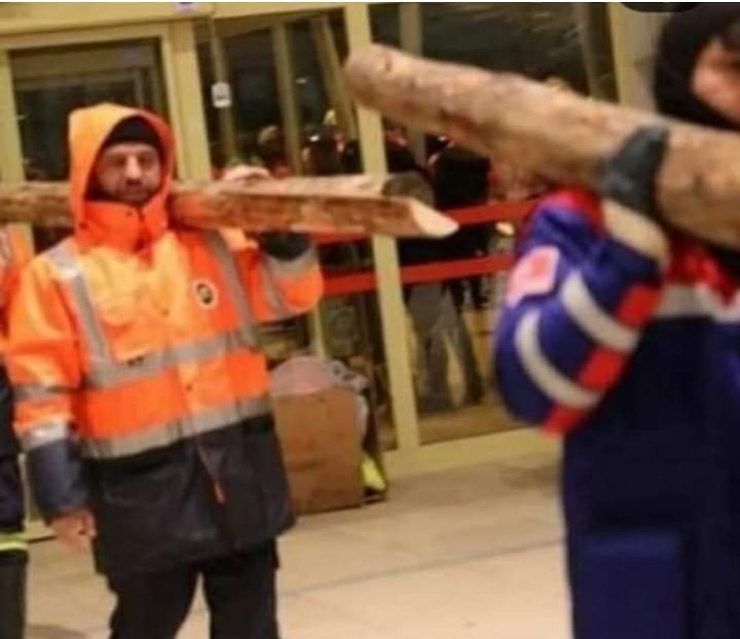 abcgl35's tweet photo. Uçağa Zonguldak'tan  yanlarına aldıkları ağaç direklerle bindiler. Gittiğimiz yerde bulamayız diyerek.. Tünel açıp bağ attılar.
Kimsenin girmediği yerlere girdiler. Çünkü onların işi hep kimsenin giremediği yerlerde.Bölgenin sessiz ve isimsiz kahramanları..
MADENCİLER SAYGIYLA🙏 https://t.co/3BOveawVKl