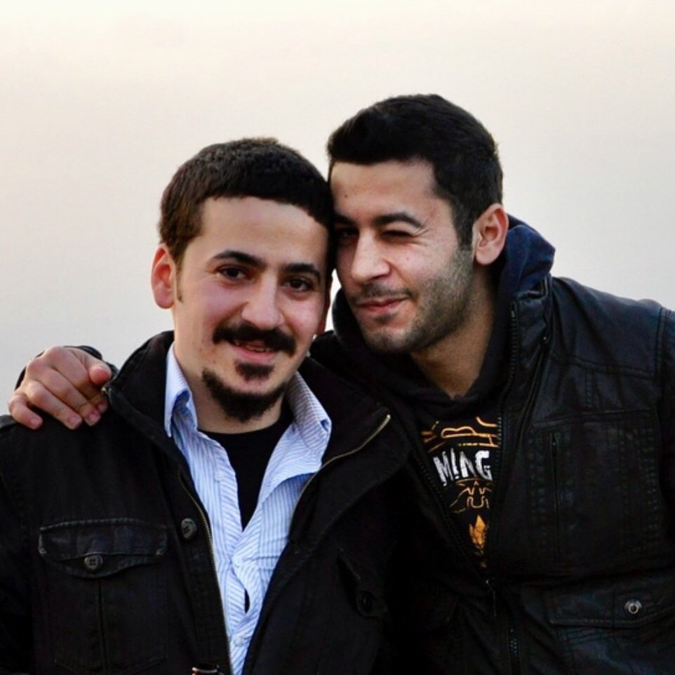 İsmail’ler…
Bir genç daha gitti
Bir İsmail daha, bir Korkmaz daha…
Nasıl kaldırırız bu acıyı!
Nasıl alışırız, nasıl kabulleniriz!
Kardeş gibiydiler, şimdi cennette birbirlerine yoldaş oldular…
#İsmailKorkmaz
#AliİsmailKorkmaz