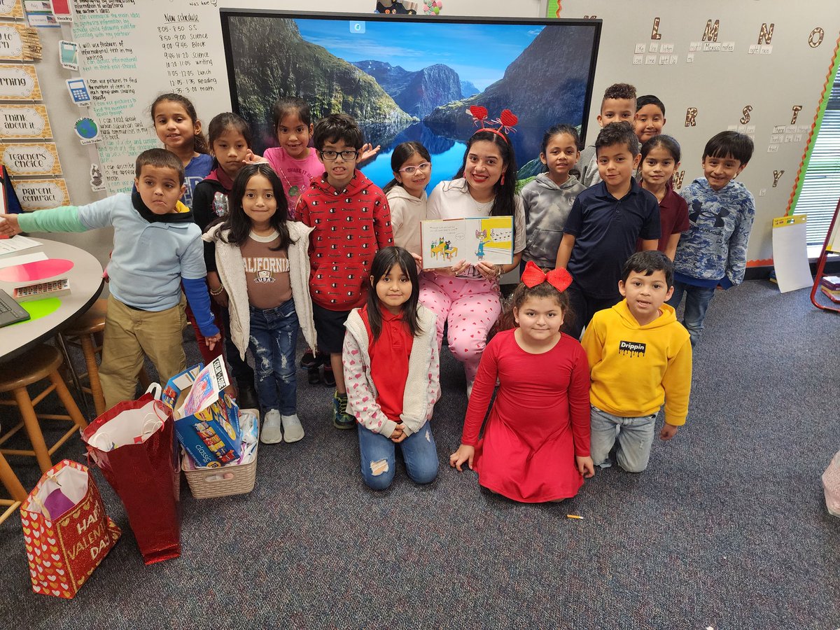 MsSandtotheoval's tweet image. So this is loveee ❤️❤️ being surrounded with amazing coworkers, my teacher bestie and students❤️❤️ #educationrocks #BetterTogether