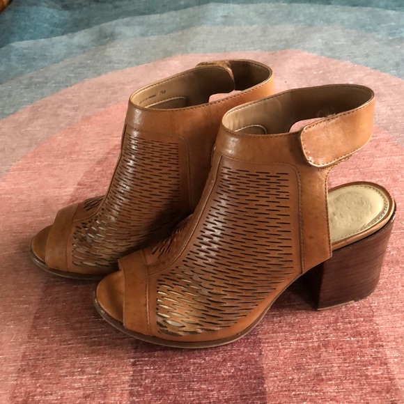 tskinndeep's tweet photo. So good I had to share! Check out all the items I'm loving on @Poshmarkapp #poshmark #fashion #style #shopmycloset #vincecamuto: https://t.co/ikiPGZDCab https://t.co/6w7DcxJiaQ