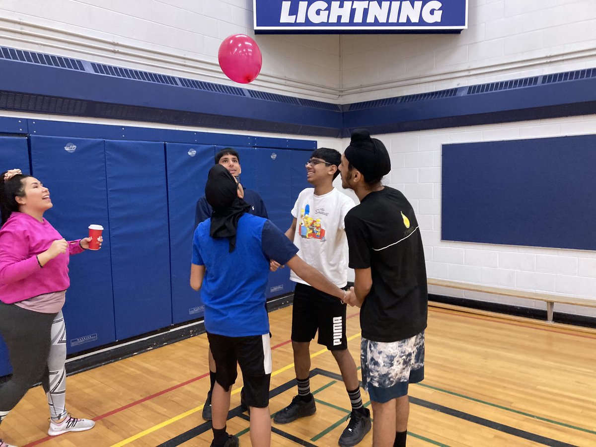 AmyMeiyee's tweet photo. While only using their heads these teams had to move their balloon 🎈 from one side of the gym to the next. #teambuilding #communication #grade9 https://t.co/EyJSn9CVpe