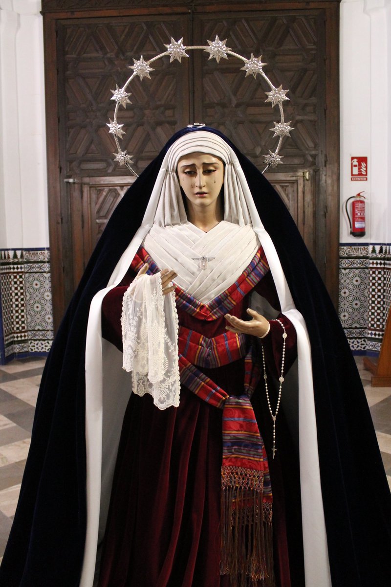 Soledad_Hdad's tweet photo. Tiempo de Cuaresma.

Ntra. Señora de la Soledad cambia sus ropas bordadas que ha lucido en los cultos celebrados en su honor por la sencillez y sobriedad del atuendo hebreo, para recibir el tiempo de Cuaresma, que se aproxima. Viste saya burdeos y manto azul, de terciopelo. https://t.co/uowa7wC4U2