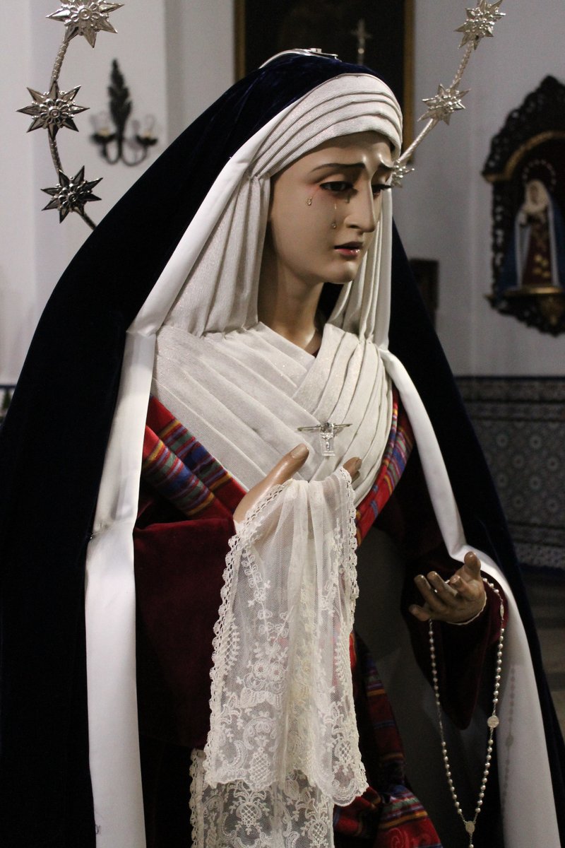 Soledad_Hdad's tweet photo. Tiempo de Cuaresma.

Ntra. Señora de la Soledad cambia sus ropas bordadas que ha lucido en los cultos celebrados en su honor por la sencillez y sobriedad del atuendo hebreo, para recibir el tiempo de Cuaresma, que se aproxima. Viste saya burdeos y manto azul, de terciopelo. https://t.co/uowa7wC4U2