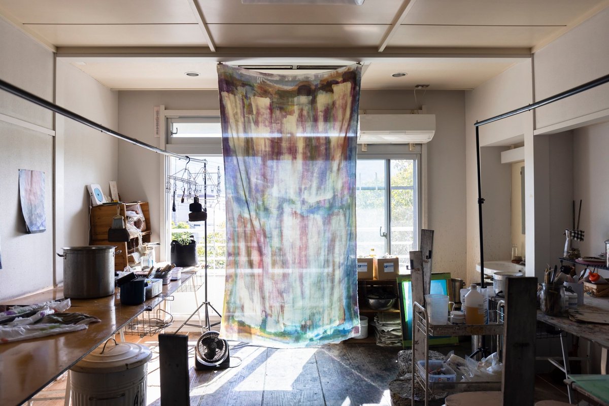 Motoko Oki solo Exhibition
『new color landscape』
2023.2.18（sat）-26（sun）
会期中無休
11：00-17：00

色斑と残像
旅をする水の精神は
たなびく光の向こうへ

-------------------------------------

光溢れるアトリエを葉山に構える
大木もと子による
手染めのテキスタイルワーク