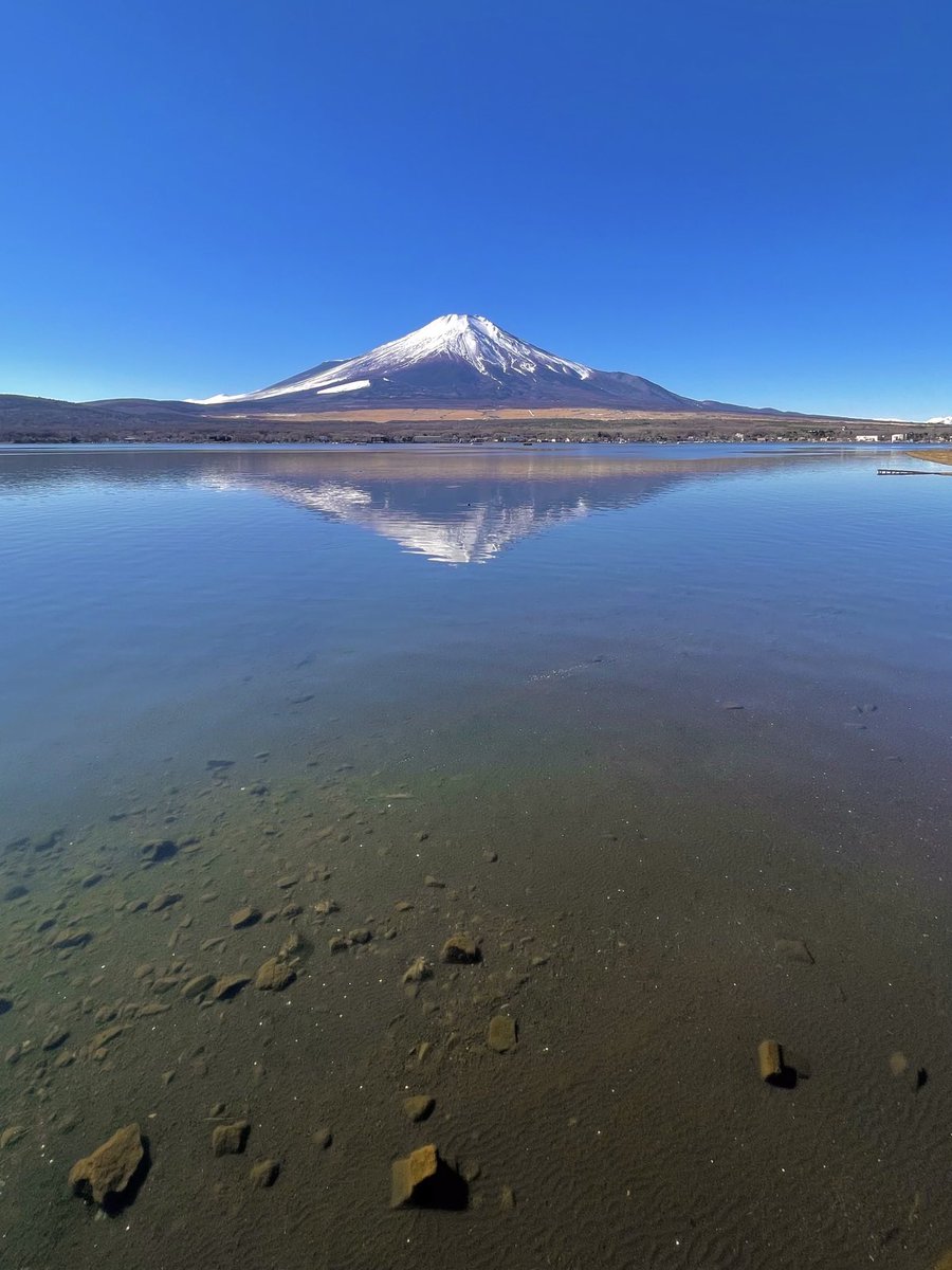 いつもありがとうございます 今日の一枚 静寂の湖畔🗻🦢