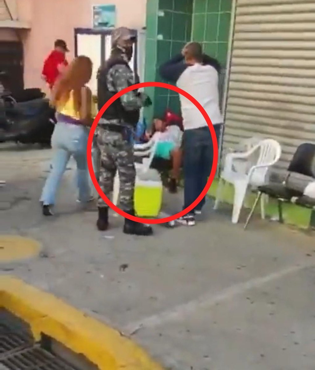 Edwarda77427936's tweet photo. 1️⃣Después de la policia explotar al niño 2️⃣Solo atendieron a llevarse al papá preso 3️⃣Dejaron al niño hay como que mataron un puerco tirado en una esquina https://t.co/htHQVDiCdB