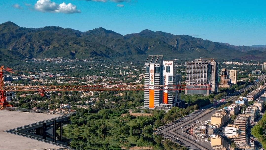 اگر آپ ان دو ٹکے کے سیاستدانوں کی خاطر سیاسی اختلاف یا ذرا ذرا سی بات پر اپنے دوستوں اور رشتےداروں سے ناراض یا نفرت کرتے ہیں تو آپ جہالت کی انتہاں درجے پر پہنچے ہیں۔ جسکا علاج صرف ذہنی مریضوں کے ڈاکٹر کے پاس ہے۔ آپ کو گالی،نفرت اور اپنے آپکو ذہنی اذیت دینے کے سوا کچھ آتا ہی نہیں۔