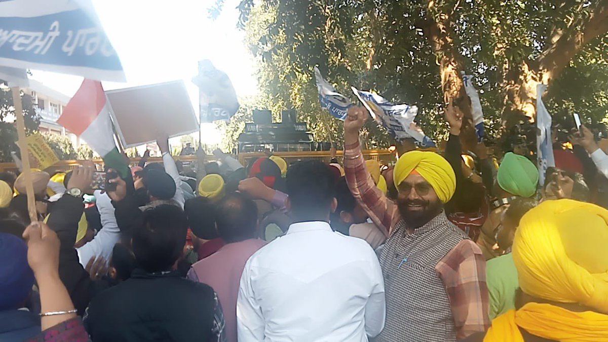 Kashmir_s_wahla's tweet image. ਅਡਾਨੀ ਘੁਟਾਲੇ ਦੀ ਜਾਂਚ ਦੀ ਮੰਗ ਨੂੰ ਲੈ ਕੇ ਬੀ ਜੇ ਪੀ ਦੇ ਮੁੱਖ ਦਫ਼ਤਰ ਚੰਡੀਗੜ ਵਿਖੇ @AAPPunjab ਵੱਲੋ ਜ਼ਬਰਦਸਤ ਵਿਰੋਧ ਪ੍ਰਦਰਸ਼ਨ ਕੀਤਾ ਗਿਆ। ਇਸ ਮੋਕੇ ਸਾਥੀਆਂ ਨਾਲ ਗ੍ਰਿਫਤਾਰੀ ਦਿੱਤੀ। @Kashmir_s_wahla @ArvindKejriwal @BhagwantMann @JarnailSinghAAP @raghav_chadha @SandeepPathak04 @HarchandSBarsat @CMOPb