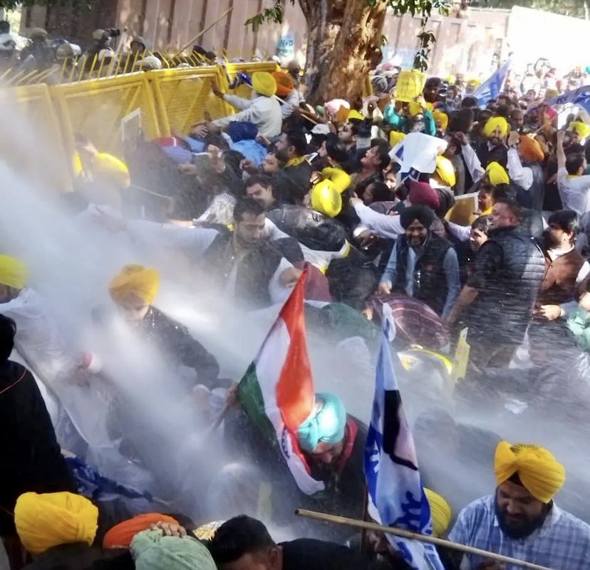 Kashmir_s_wahla's tweet image. ਅਡਾਨੀ ਘੁਟਾਲੇ ਦੀ ਜਾਂਚ ਦੀ ਮੰਗ ਨੂੰ ਲੈ ਕੇ ਬੀ ਜੇ ਪੀ ਦੇ ਮੁੱਖ ਦਫ਼ਤਰ ਚੰਡੀਗੜ ਵਿਖੇ @AAPPunjab ਵੱਲੋ ਜ਼ਬਰਦਸਤ ਵਿਰੋਧ ਪ੍ਰਦਰਸ਼ਨ ਕੀਤਾ ਗਿਆ। ਇਸ ਮੋਕੇ ਸਾਥੀਆਂ ਨਾਲ ਗ੍ਰਿਫਤਾਰੀ ਦਿੱਤੀ। @Kashmir_s_wahla @ArvindKejriwal @BhagwantMann @JarnailSinghAAP @raghav_chadha @SandeepPathak04 @HarchandSBarsat @CMOPb