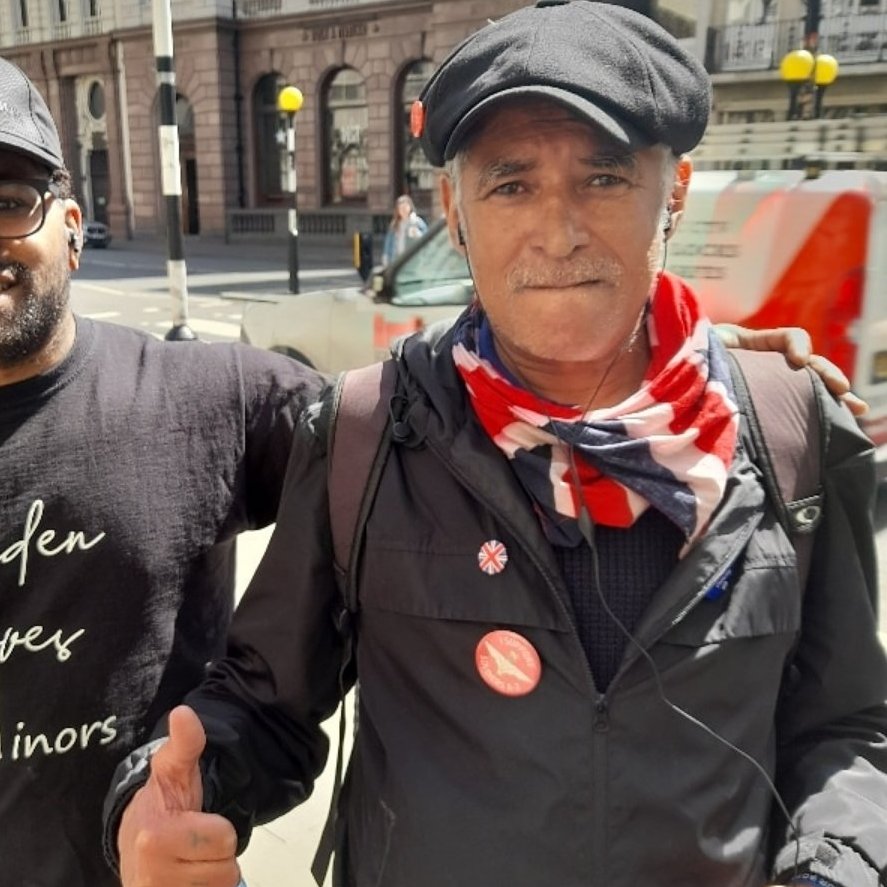 Safc_FLAF's tweet photo. This known far right div Brian Stovell likes to travel around London helping out the police at protests & at the football. I'm surprised no one has ever told him to fk off, especially when he's trying to record his own at Chelsea.
#WhuChe #Millwall #cpfc #bhafc #London #Clown https://t.co/HpQkaJ0cHo
