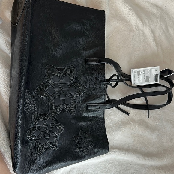Leticia71's tweet photo. So good I had to share! Check out all the items I'm loving on @Poshmarkapp from @BijouEliene #poshmark #fashion #style #shopmycloset #desigual #peekbeauty #marcjacobs: https://t.co/7Ge0dlmSVY https://t.co/jhT77DgF9d