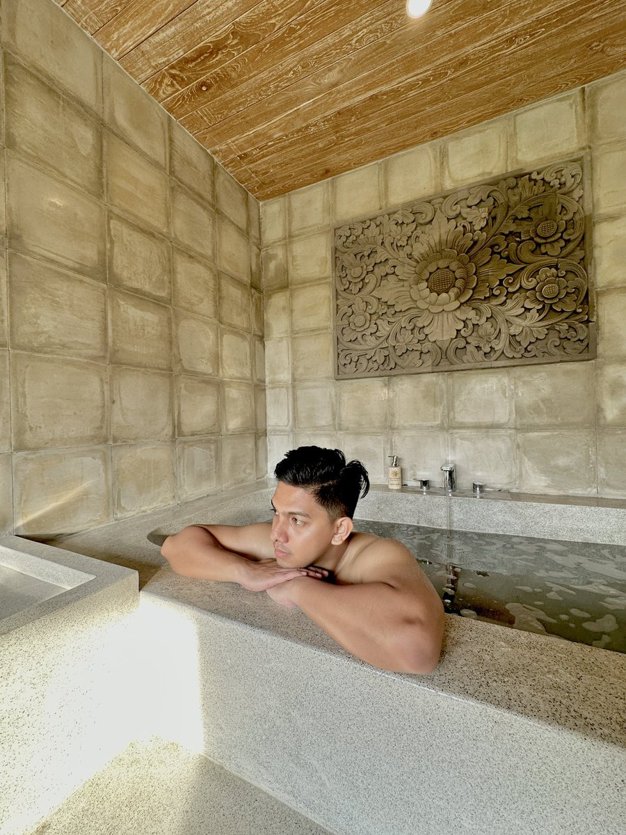 pongzayn's tweet photo. Soaking away stress and letting my mind wander 🛀 #jacuzzilife #relaxationmode #metime https://t.co/l15QN9F7Y3