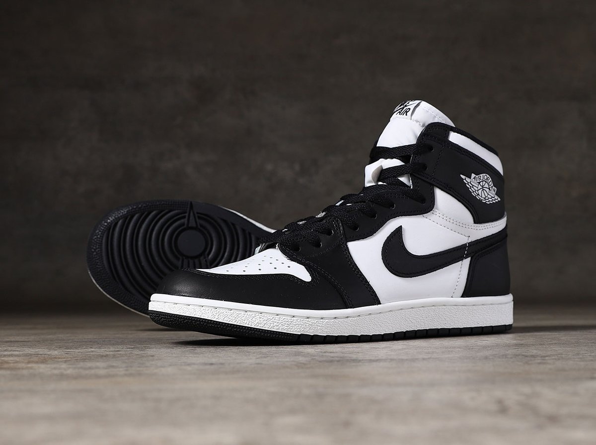 BaitMeJp's tweet image. 【エントリー残りわずか】

1985年発売以来、不朽の名作と知られる「AIR JORDAN 1 HI 85」。ベーシックを追求した、ブラック×ホワイトの２トーンカラー。

発売毎に即完売を記録する1足はこちら▼
bit.ly/3YO3rvF

#bait #airjordan1og #airjordan185