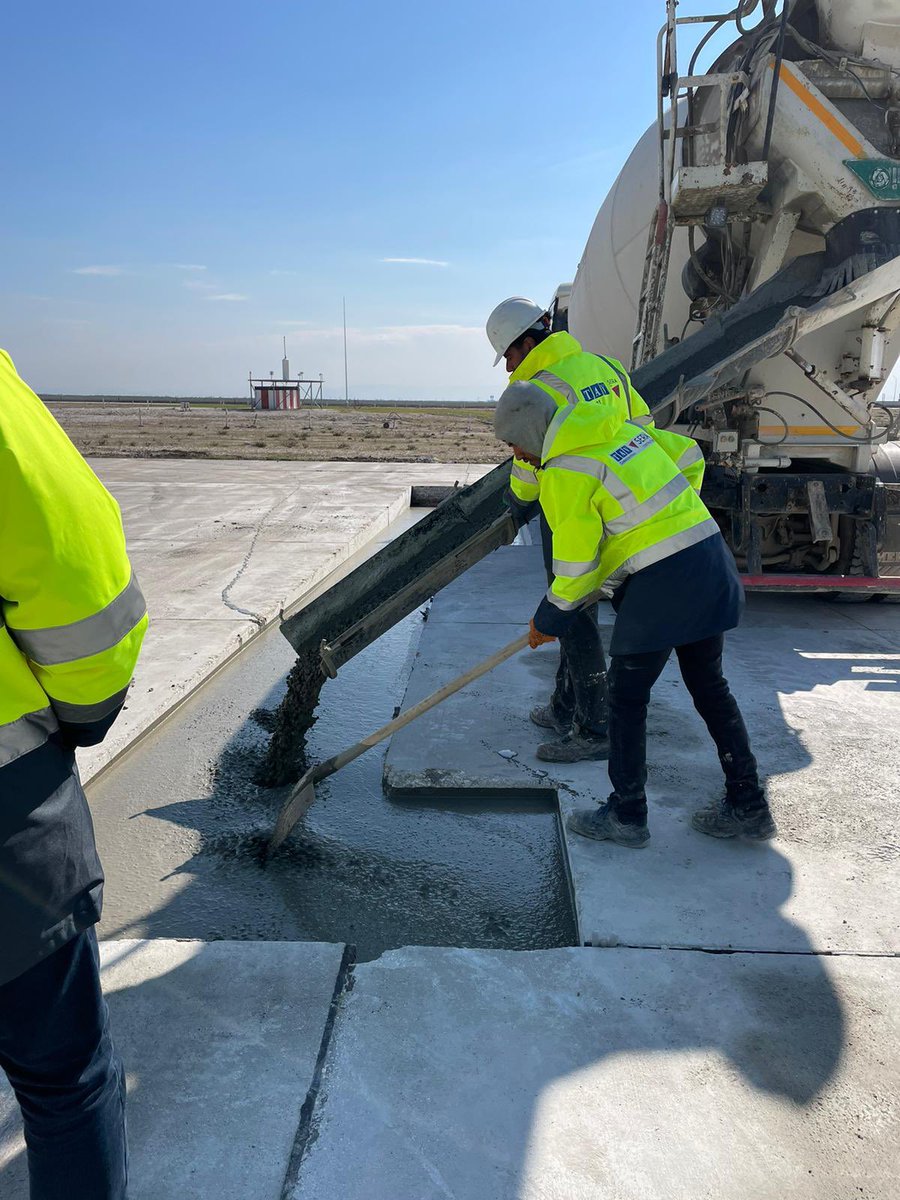 ConstructionTAV's tweet photo. Hatay Havalimanı açıldı.....    
TAV İnşaat olarak ilk günden itibaren;
96 personel
3 ekskavatör
2 silindir
1 loader
8 kamyon
3 tır
1 mazot tankeri
1 greyder
1 Jcb
1 mobil vinç
10 binek araba
10 jeneratör
5 derz kesim makinesi
12 darbeli matkap
1 vibrasyonlu mastar ile oradaydık https://t.co/7ZAr9x5WoM