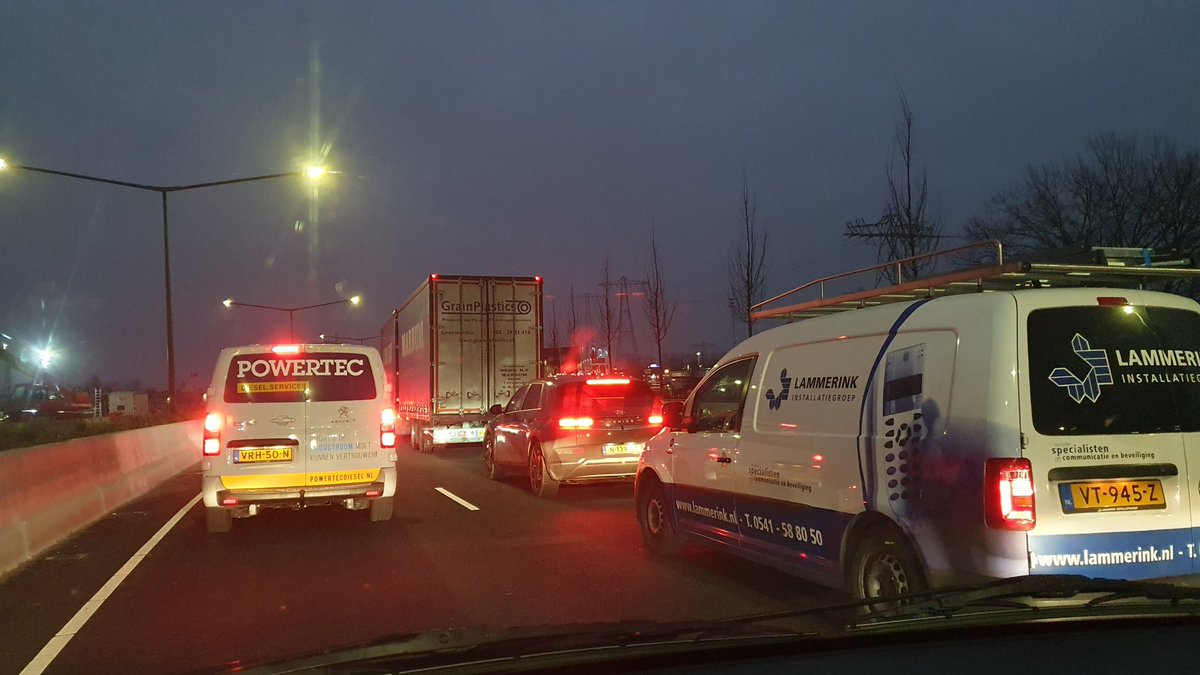 Gooien ze midden in de spits de burg op de ring Groningen open. Welke grapjas bedenkt dit? #n7 #zuidelijkeringweg <a href="/rtvnoord/">RTV Noord</a> #groningenBereikbaar  <a href="/ANWB/">anwb</a>