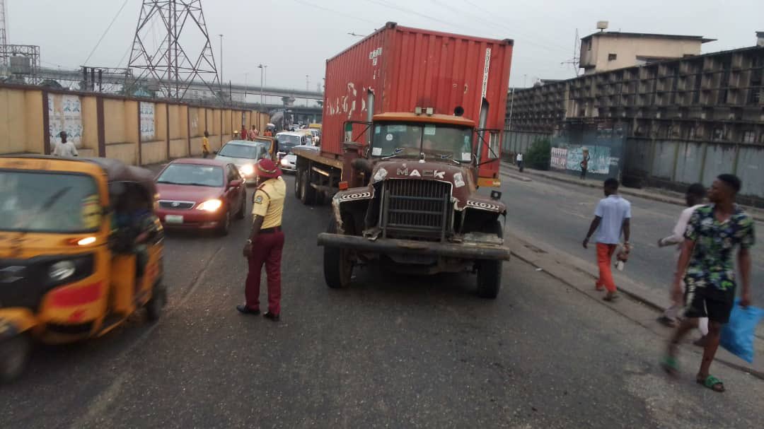 followlastma's tweet photo. [7:40AM] #Iddo
#Ijora
#BreakdownReport

A loaded truck laden with 20ft container had stud problem on its tractor tyre at the accent of Iddo bridge from Ijora Olopa, 
occupying one of the two lanes.

Hence,traffic has built up along that axis as the truck can't be towed. https://t.co/tUsJFBqgUf