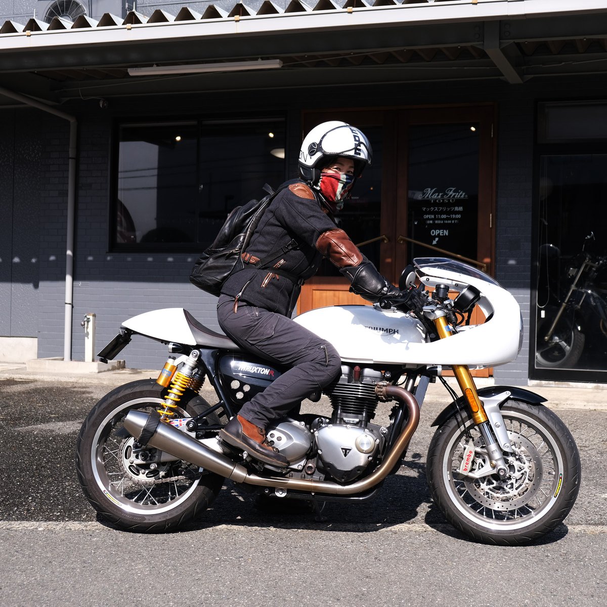 MaxFritz_tosu's tweet image. 白いスラクストンRに白いmomoデザインのヘルメット・・・目立ちます。一発で誰かわかります（笑）
この方が着ていらっしゃるメダリオンライドジャケット、非常に人気がありました（完売しちゃいました）
#maxfritz #マックスフリッツ