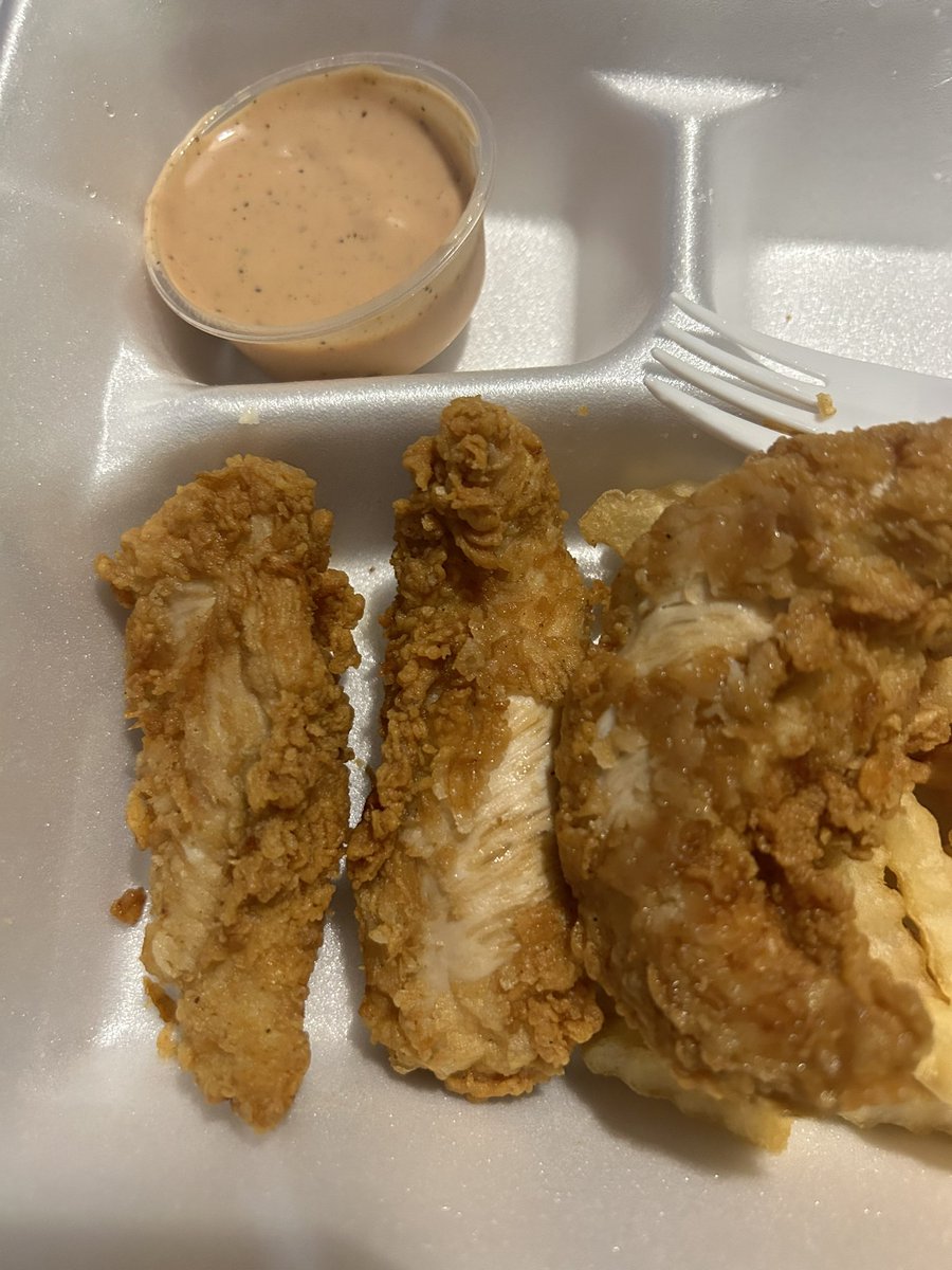 LIZANAVARRO's tweet photo. @raisingcanes If I would’ve wanted naked wings I would have ordered naked wings. 😩 Please do better. https://t.co/tDDdmJnpXP