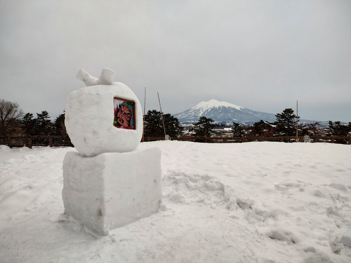 AOMORINGOya's tweet photo. 週末は弘前城の雪燈籠まつりに行ってみたのですよ〜！
開催期間が短いので、うっかりすると見逃してしまうイベントです。
燈籠が主役なので、ホントは夜に行くのが良いんだろーなー(*´∀｀*)

#青森ringo屋 
#弘前 #りんご #林檎
#岩木山 #青森
#りんご好��と繋がりたい https://t.co/6wjWYWeNMO