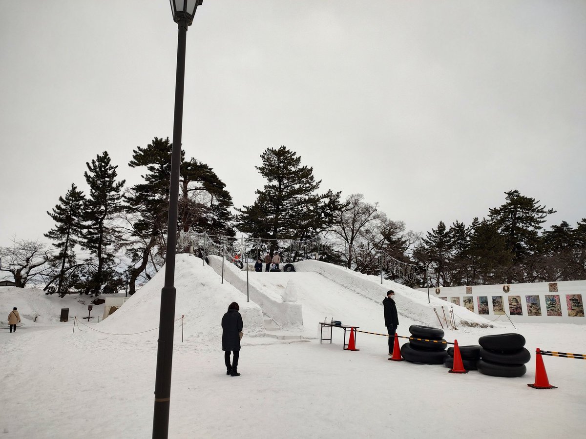 AOMORINGOya's tweet photo. 週末は弘前城の雪燈籠まつりに行ってみたのですよ〜！
開催期間が短いので、うっかりすると見逃してしまうイベントです。
燈籠が主役なので、ホントは夜に行くのが良いんだろーなー(*´∀｀*)

#青森ringo屋 
#弘前 #りんご #林檎
#岩木山 #青森
#りんご好��と繋がりたい https://t.co/6wjWYWeNMO