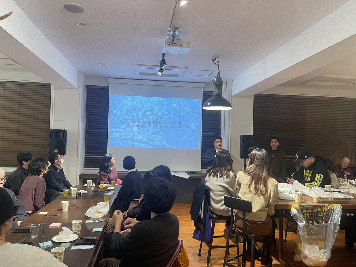 アーティストカフェにて「Fukuoka Creators Meetup Vol.1」開催。まず、トラくんが会場を和やかに導く。その後、世界の文化都市をいろいろと視察してきたIWABUCHIくんが「六本松は世界中のどの都市よりも文化のポテシャルをはらんでいる。」と続く。さあ、文化•アートを活かした街づくりがスタート！