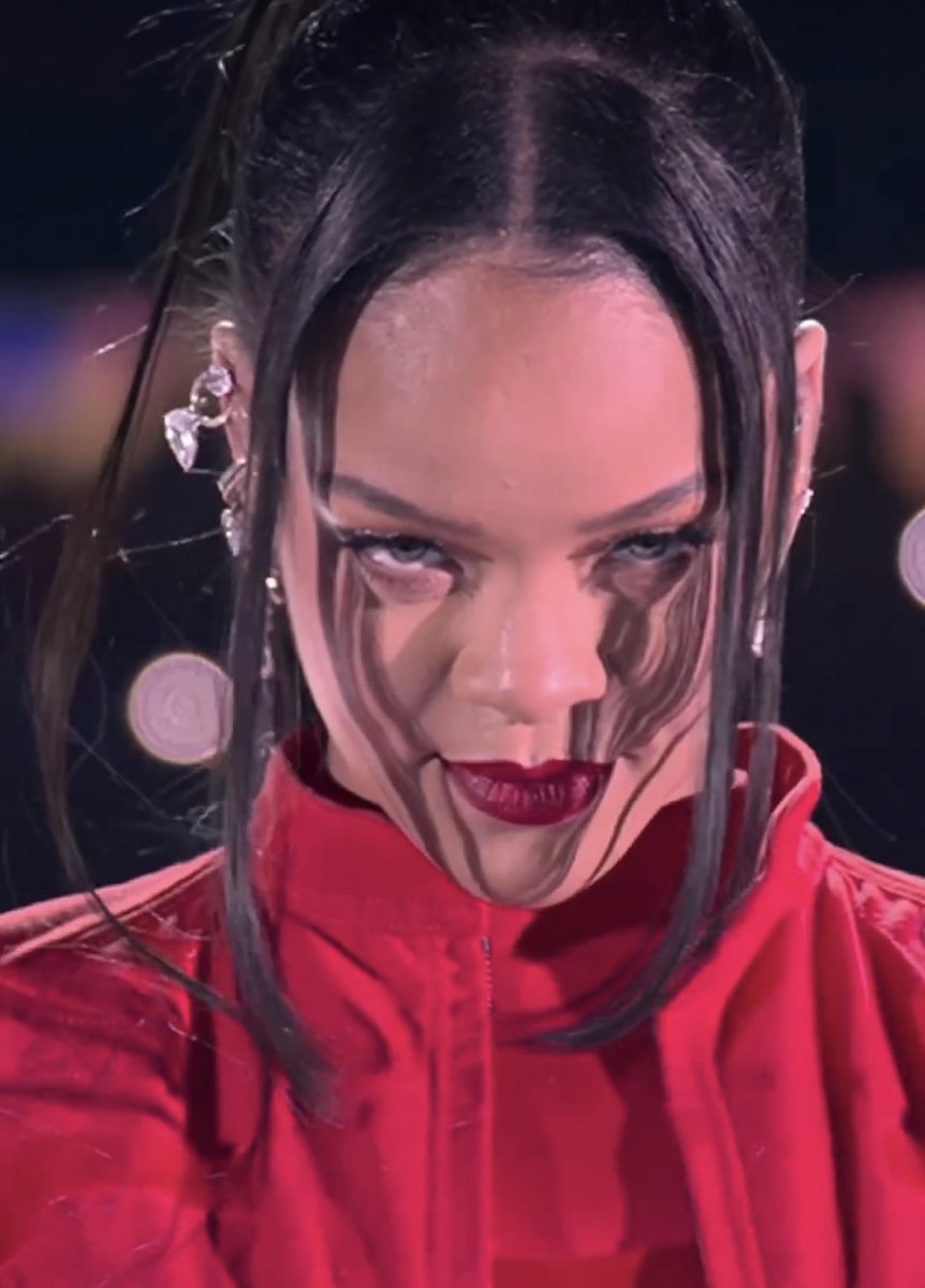 Cuando tú morra ve que estás comiendo piña antes del 14

Aburrido
Playback

#Rihanna 
#Riri 
#RihannaSuperBowl