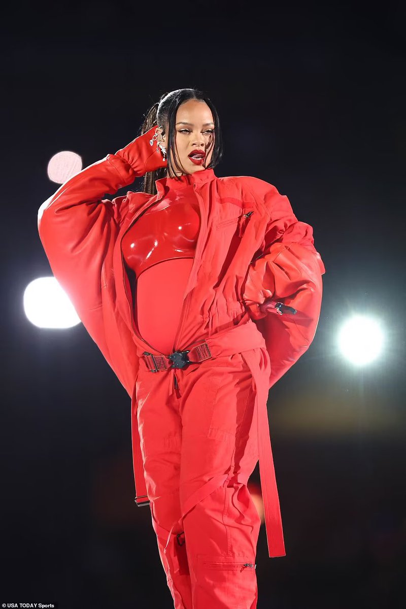 nrichme2's tweet photo. I love RiRi but that was boRiRing..!

#SuperBowlLVII 
#SuperBowlHalftimeShow 
#Rihanna https://t.co/ctNPh78x3c