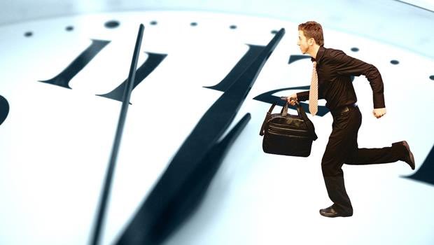 每次上班壓線～不會膩嗎
衝進來要不卡打不過
要不跌跌撞撞摔上一跤
哀聲嘆氣又遲到了！

似乎，這也代表你的人生態度吧！
讓我們繼續看下去～

#有道是住的愈近愈會遲到
#習慣壓線也許也習慣自虐