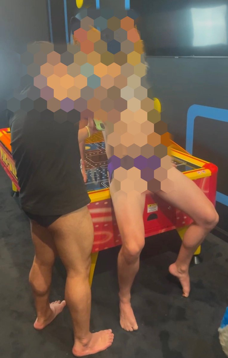 TigerSquat's tweet photo. man #divication was so top tier invite only party with cocaine orgies in the theatre room, life changing yoga philophies (a bag is a bag), free skydiving lessons, Jennyโs immobile food truck, and only the best content generators developing clout for their FurAffinity accounts! https://t.co/PVESgSNSGu