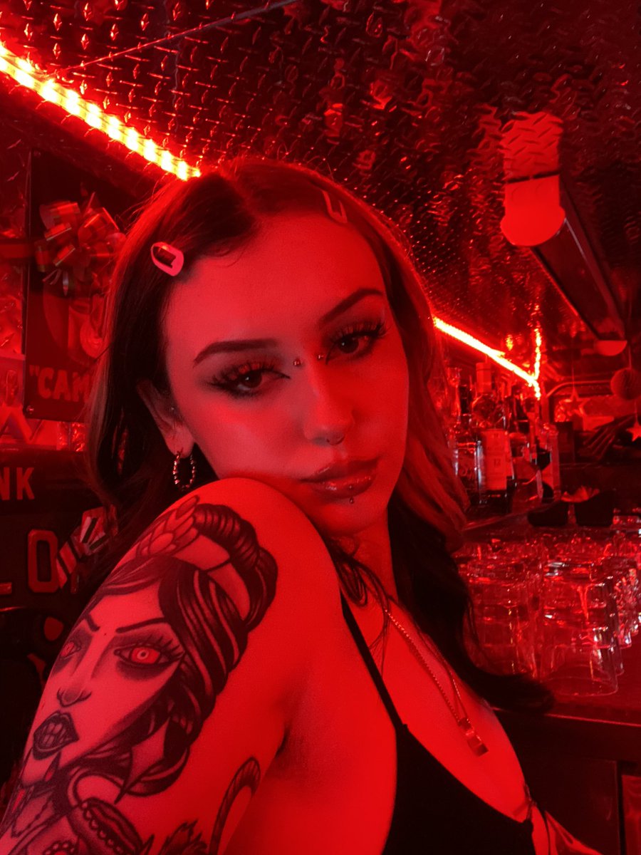 kryptickayla_'s tweet photo. selfies at work because i’m bored https://t.co/scTkL2xz0c