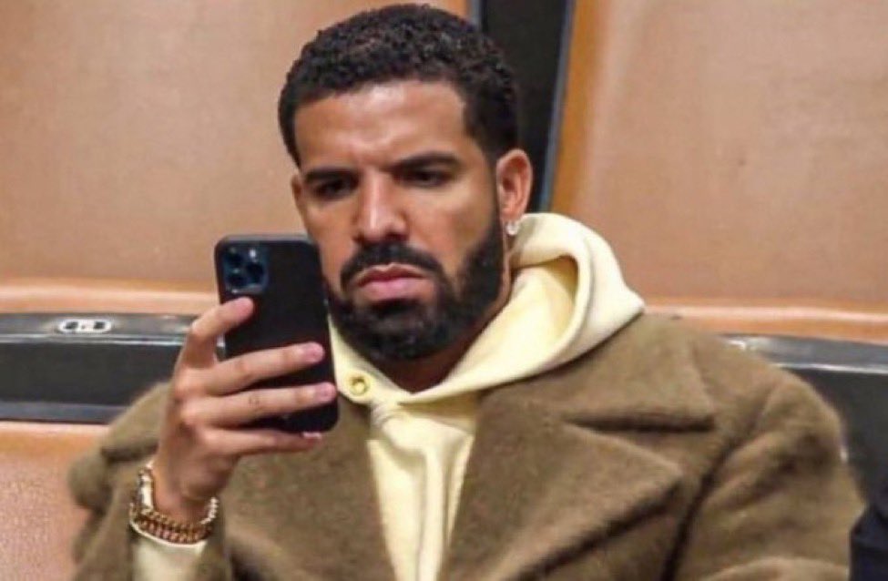 lightsknpapi's tweet photo. Drake when he watches the Super Bowl and sees Rihanna is having another child #Respectfully https://t.co/TZSxtjJ5r4