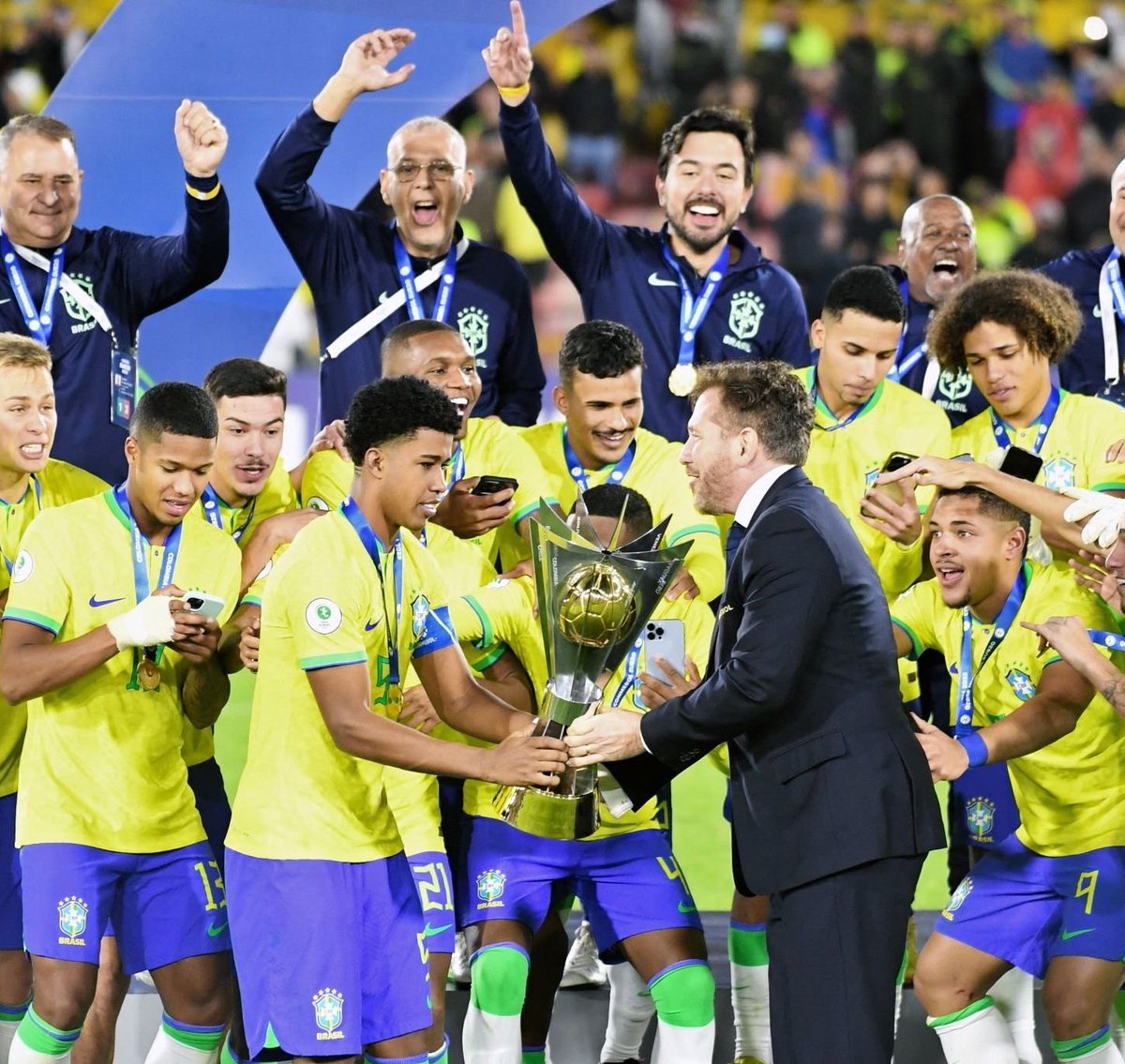 FabrizioRomano's tweet photo. Brazil win the Sudamericano Sub-20 with Chelsea star Andrey Santos scoring six goals as midfielder/captain after €12.5m deal completed in January. ⭐️🇧🇷 #CFC 

Six goals also for Athl. Paranaense striker Vitor Roque who remains in Barcelona and Premier League clubs list. https://t.co/dyeuEjXQCU