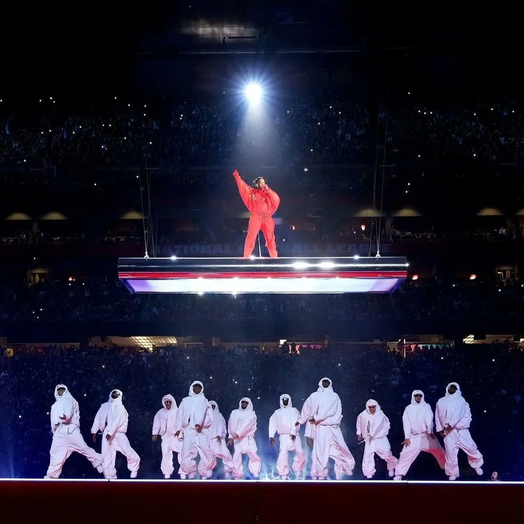 paseblanco's tweet photo. #Música | Rihanna vuelve a los escenarios después de 7 años 🔥

La cantante deslumbró en su presentación en el medio tiempo de la final del #SuperBowl 2023.

#PaseBlanco #Rihanna #SuperBowl2023 #american #soccer #sports #new https://t.co/UHP8GvSAl9