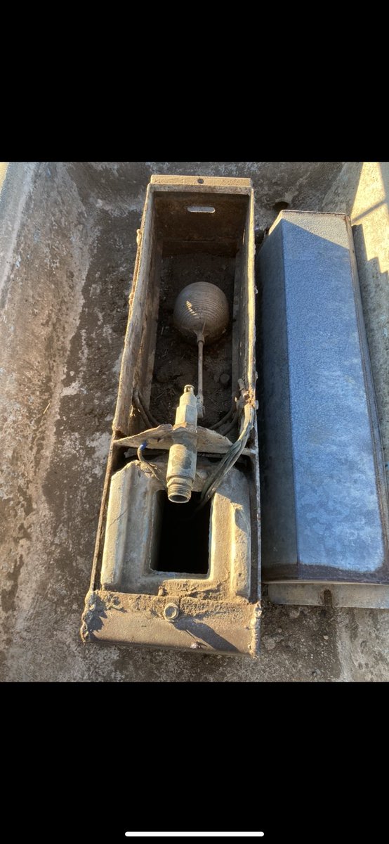 TyBurk's tweet photo. Got a hand full of shit for sale. Come buy it so I can get it out the road. $7,000 for cattle trailer. $150 concrete waterer (upgrading to new ones nothing wrong with it) $1.850 for brand new shop built round bale feeder. All out of central Kansas https://t.co/0Hn9WHVlUZ