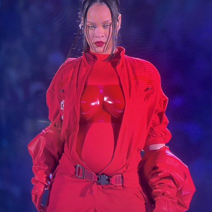thekevinryder's tweet photo. Me to me: “She looks pregnant. Don’t say it. But she’s touching her belly. But keep your mouth shut.
Don’t be the idiot man dumb enough to ask a woman if she’s pregnant!!”

Go to Twitter. CONGRATS to @rihanna for being pregnant. 
(Thank God) #SuperBowl https://t.co/Jr6OlT5son