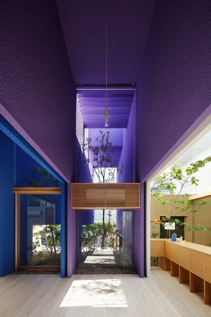 Casaneiro is a lovely colorful single-family house located in Nara, Japan, designed in 2016 by UID Architects.

#Funky #Colors #Colours #Architecture #FunkyDesign #WallPaint #HousePaint

homeadore.com/2022/01/11/cas…